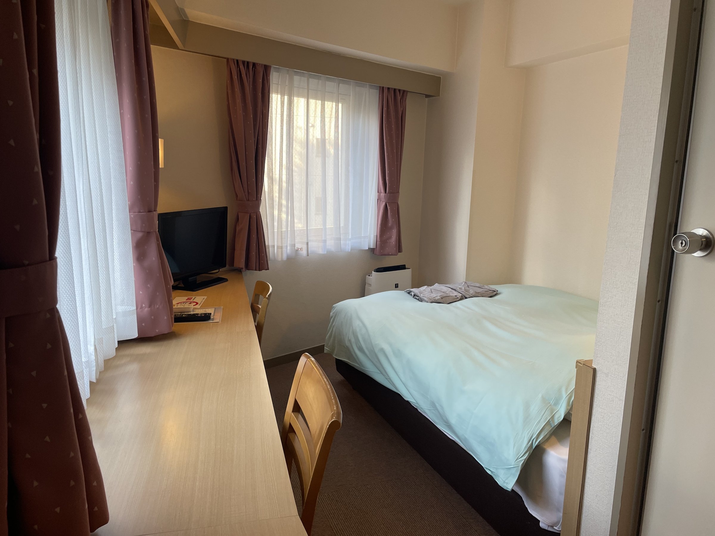 Tokyo-Olympic Inn Azabu - Enjoy exclusive amenities such as a swimming pool, fitness center, and comfortable lounge areas. Relax in spacious, thoughtfully designed rooms with luxurious bathtubs, invigorating showers, mini-fridges, and state-of-the-art TVs.